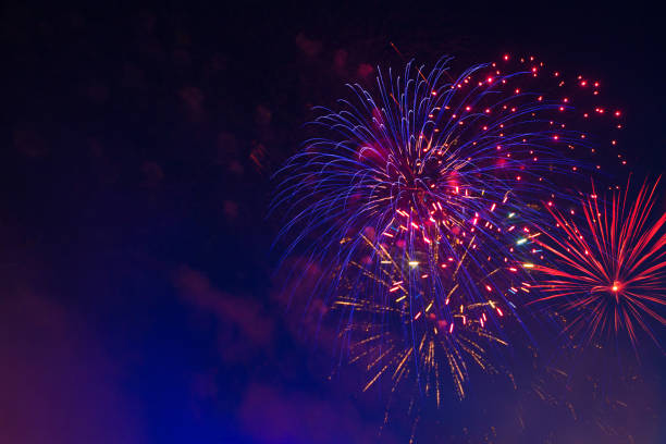 fuegos artificiales de vacaciones hermoso - fourth of july fireworks fotografías e imágenes de stock