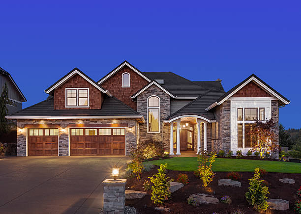 Beautiful Home Exterior at Night Front elevation of luxury home in evening twilight stock pictures, royalty-free photos & images