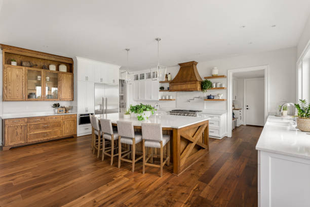 섬, 펜 던 트 조명 및 나무 바닥을 갖춘 새로운 럭셔리 홈의 아름 다운 주방. - kitchen 뉴스 사진 이미지