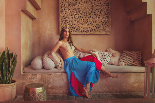 красивая дама в танцевальном костюме крупным планом на фоне восточной архитектуры. мата косплейn - hadi matar стоковые фото и изображения