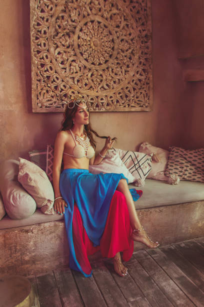 красивая дама в танцевальном костюме крупным планом на фоне восточной архитектуры. мата косплейn - hadi matar стоковые фото и изображения