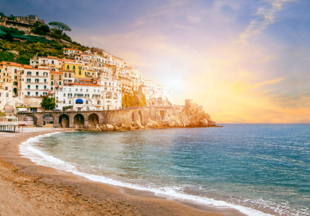 bellissimo paesaggio della costiera amalfitana mar mediterraneo sud italia importante destinazione di viaggio in europa - amalfi foto e immagini stock