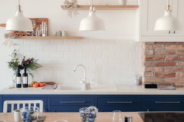 красивая современная синяя и белая кухня дизайн интерьера дома архитектуры - kitchen стоковые фото и изображения