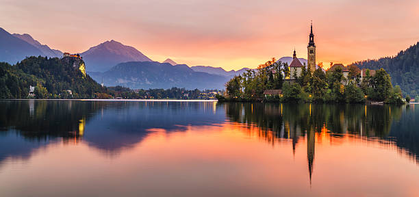 piękny, wielobarwny wschód słońca nad alpejskim jeziorem bled w słowenii - słowenia zdjęcia i obrazy z banku zdjęć