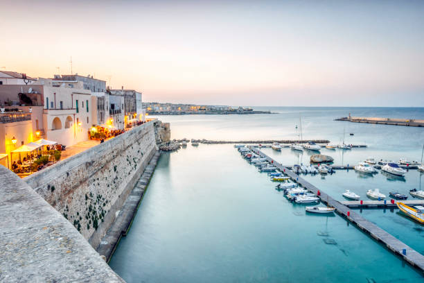 bellissimo otranto sul mare adriatico, puglia, italia - lecce foto e immagini stock