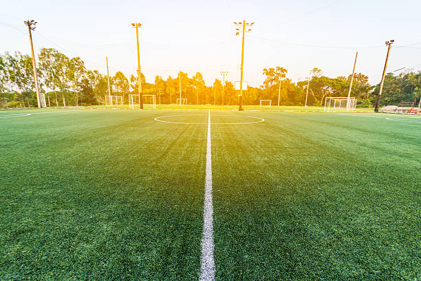 schönes muster von frischem grünem gras für fußballsport, - football feld stock-fotos und bilder