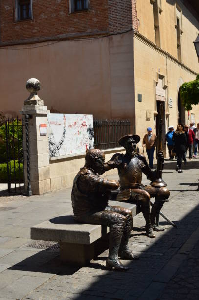 don kişot ve sancho panza tartışıyor güzel heykeli. mimari seyahat öyküsü. - sancho stok fotoğraflar ve resimler