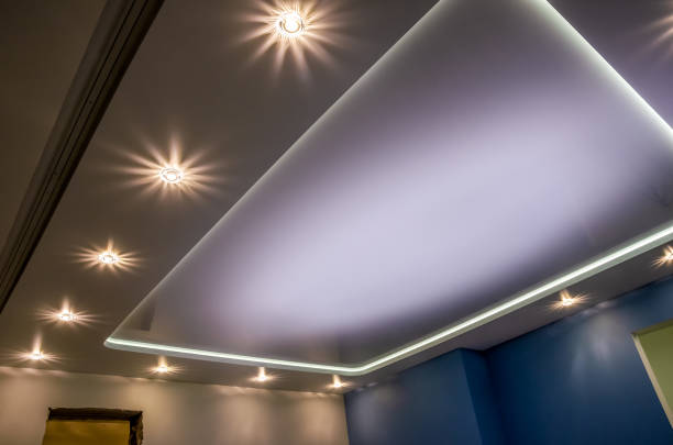 led aydınlatma ile güzel streç tavan, çevre etrafında spot ışıkları. - tavan stok fotoğraflar ve resimler
