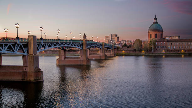 beau lever de soleil sur le pont et la rivière, toulouse, france - toulouse photos et images de collection