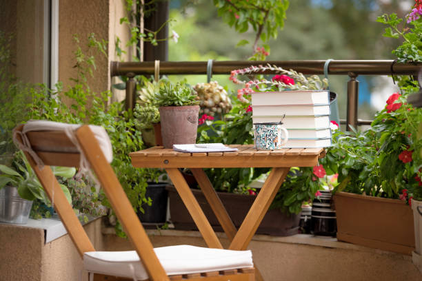 schöne terrasse mit bibliothek. kaffee auf der terrasse, bücher lesen und entspannen. - balkon stock-fotos und bilder