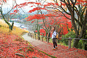 美しいトレッキング女の子バックパッカー旅行自然紅葉背景若草山秋の日本へ