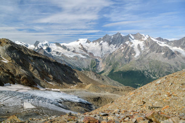 schöne aussicht auf fee gletscher und umgebung massiv über saas-fee dorf - triftgletscher stock-fotos und bilder