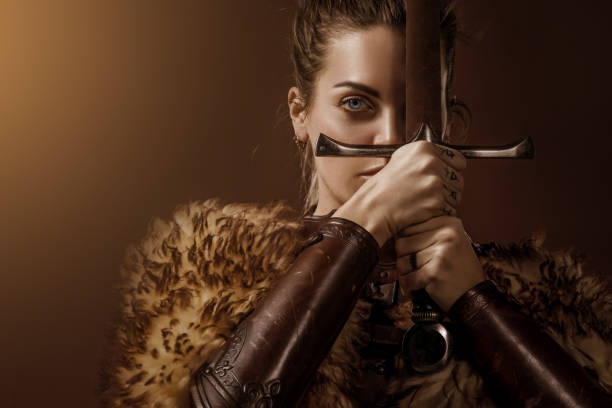 hermosa mujer vikinga - warriors fotografías e imágenes de stock