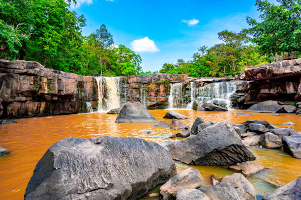 mooie waterval in aard van thailand - chaiyaphum stockfoto's en -beelden