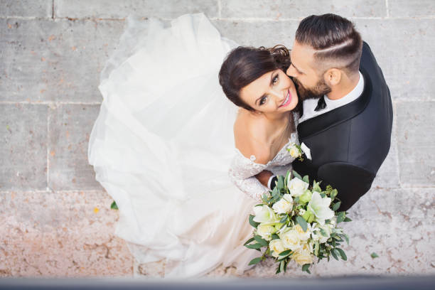 vackert bröllopspar kramar på sin bröllopsdag - bride bildbanksfoton och bilder