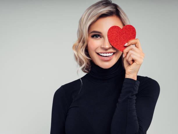 bella donna cuore di cartone - san valentino single foto e immagini stock