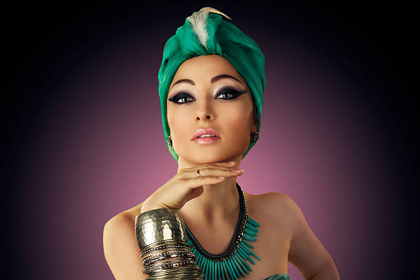 beautiful woman in oriental style in turban - cleopatra stockfoto's en -beelden