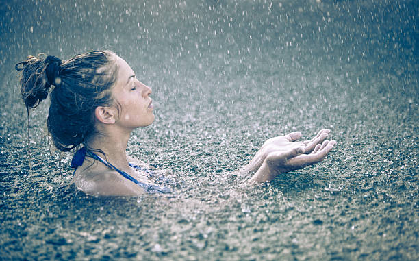 beautiful woman in the rain - rain woman sun stockfoto's en -beelden