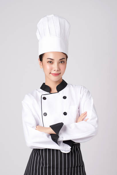 schöne junge asiatische frau köchin auf weißem hintergrund - asiatischer koch stock-fotos und bilder