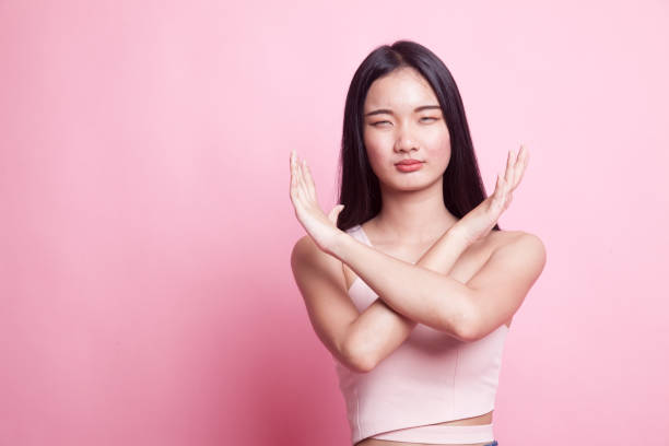 vacker ung asiatisk kvinna säga nej. - flicka, armar kors bildbanksfoton och bilder