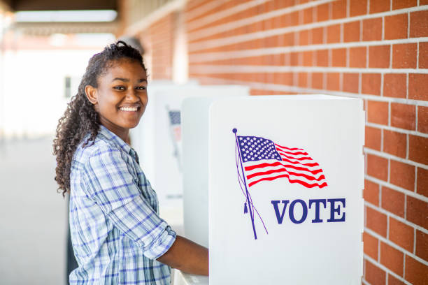 beautiful young black girl voting - votar imagens e fotografias de stock
