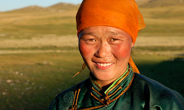 schöne junge mongolische lady im späten nachmittag sonnenuntergang - rawpixel stock-fotos und bilder