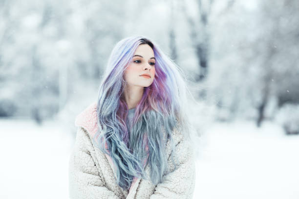 người phụ nữ trẻ xinh đẹp với mái tóc nhuộm đầy màu sắc - multi colored hair hình ảnh sẵn có, bức ảnh & hình ảnh trả phí bản quyền một lần