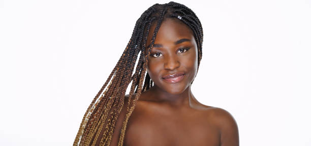 het portret van de schoonheid van afrikaans amerikaans meisje met schone gezonde huid op beige achtergrond. glimlachende dromerige mooie zwarte vrouw - hair braid stockfoto's en -beelden