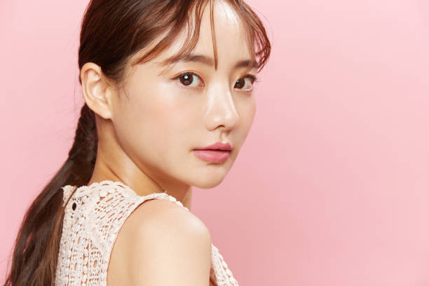retrato de belleza de una joven asiática con vestido sobre fondo rosa - maquillaje kawaii fotografías e imágenes de stock