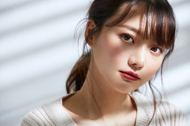 retrato de belleza de la joven asiática en el fondo de la luz y la sombra - maquillaje kawaii fotografías e imágenes de stock