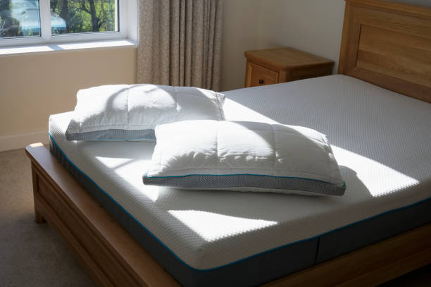 colchón de cama y almohadas listas para que se instalen nuevas fundas - colchones nuevos fotografías e imágenes de stock