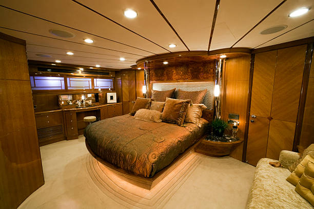 luxus schlafzimmer interior motor yacht reichtum - wohngebäude innenansicht fotos stock-fotos und bilder