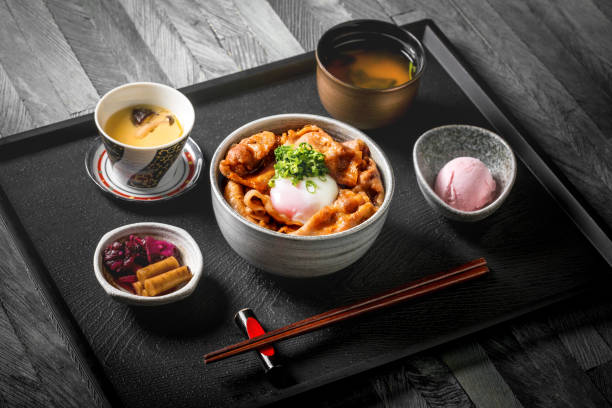 牛丼、日本食伝統的牛丼 - 丼物 写真 ストックフォトと画像