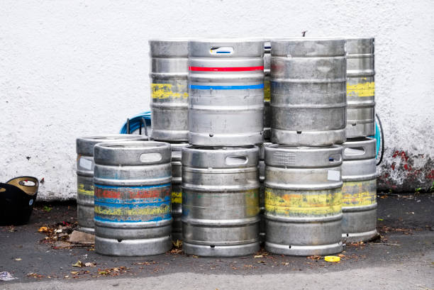 スタックグループのビールとアルコール樽樽 - ミニ樽 ストックフォトと画像