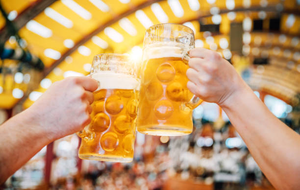 bier op oktoberfest in münchen, duitsland - duits bier stockfoto's en -beelden