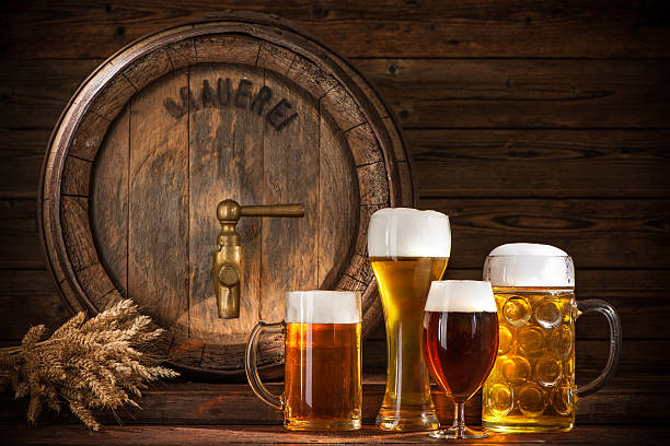 beer barrel with beer glasses - duits bier stockfoto's en -beelden