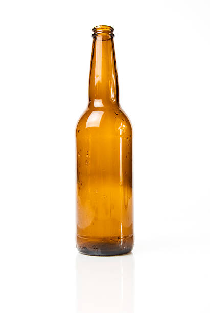 garrafa de cerveja - empty beer bottle imagens e fotografias de stock