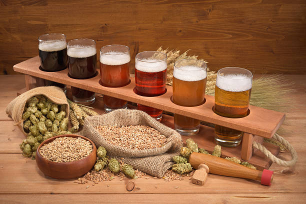 beer crate with beer glasses - duits bier stockfoto's en -beelden