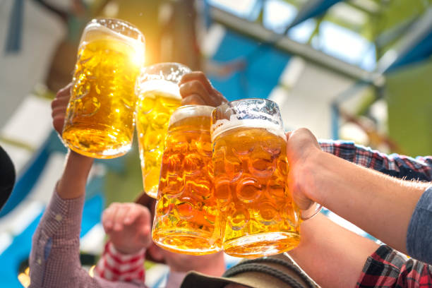 bier glazen in tent op het oktoberfest in münchen - duits bier stockfoto's en -beelden