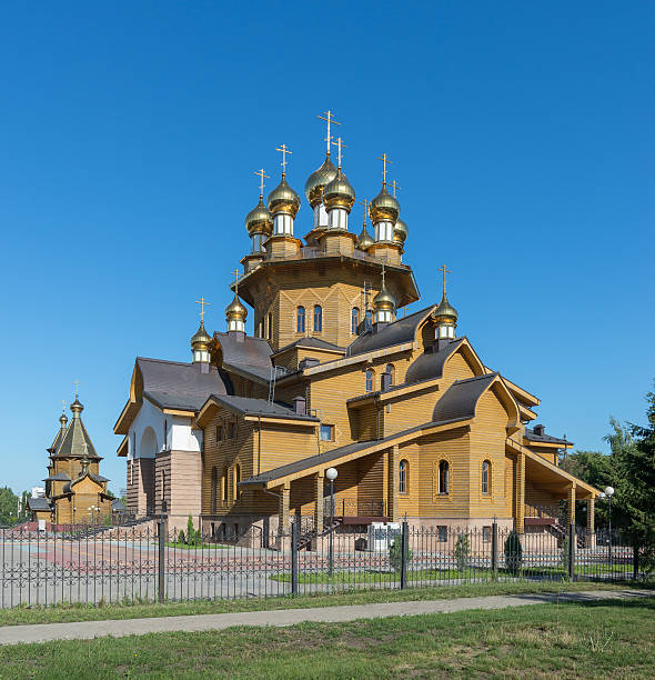белгород, россия. красивая деревянная церковь святых мучеников - belgorod стоковые фото и изображения