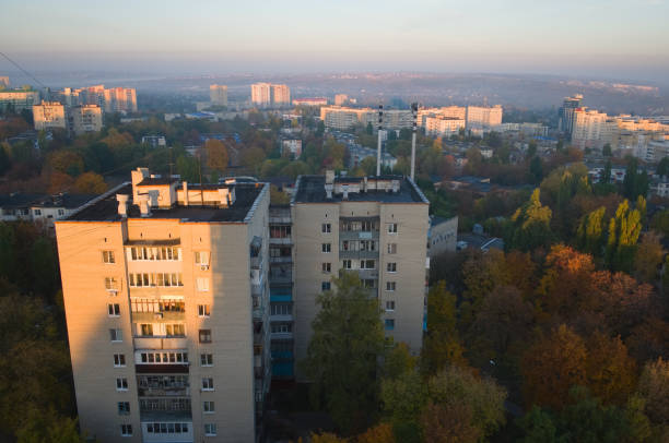 貝爾哥羅德城市住宅區景觀，日出時公寓樓 - belgorod 個照片及圖片檔