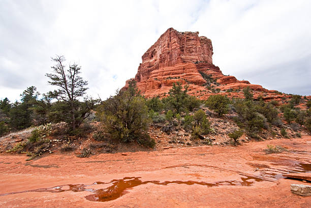 Courthouse Butte and Slickrock Wash Bell Rock and Courthouse Butte are two prominent and beautiful sandstone peaks at the south edge of the red rock formations of the Coconino National Forest near Sedona, Arizona, USA. jeff goulden sedona stock pictures, royalty-free photos & images