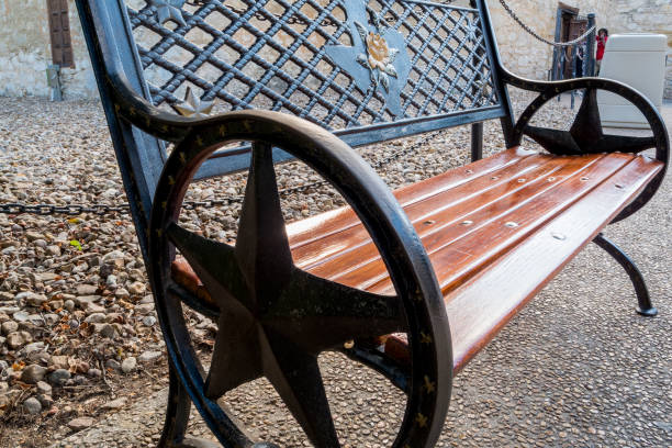 聖安東尼奧德克薩斯州市中心公共公園的長椅 - has san hawkins 個照片及圖片檔