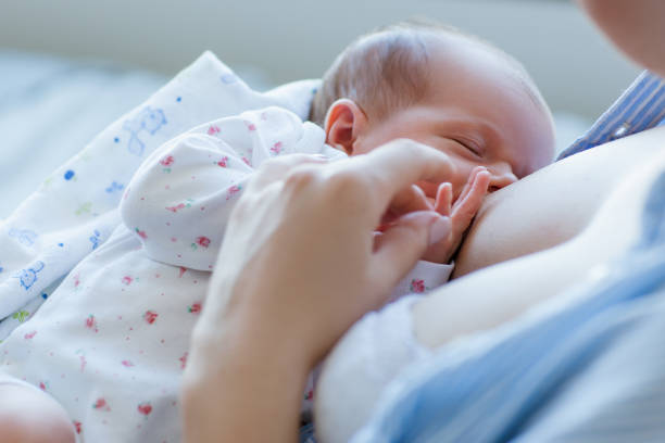 voordelen van borstvoeding voor pasgeborenen - breastfeeding stockfoto's en -beelden