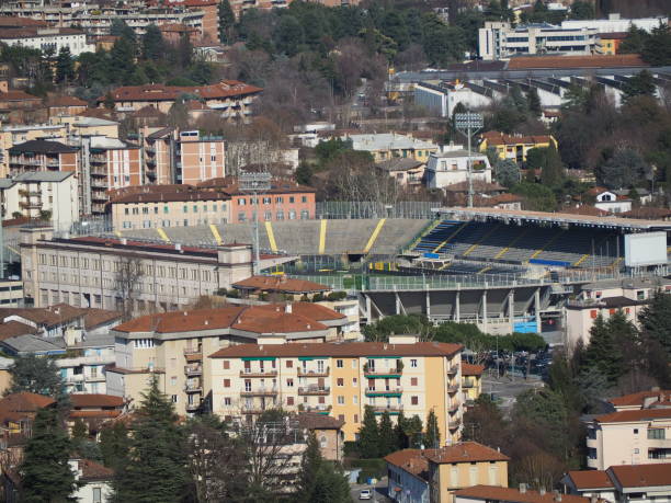 bergamo, italia. lo stadio di calcio dove l'atalanta gioca vista dalla città alta - milan atalanta foto e immagini stock