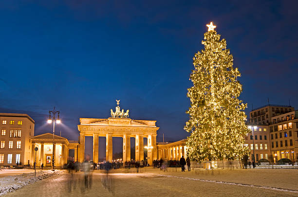 berlin brandenburg gate christmas - berlin snow stockfoto's en -beelden