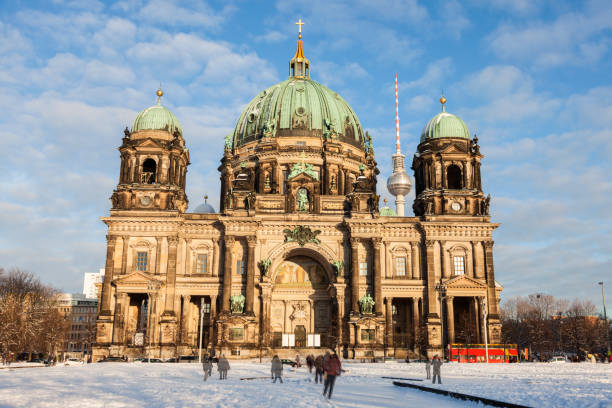 berliner dom - collegiate church en evangelische opperste parish - berlin snow stockfoto's en -beelden