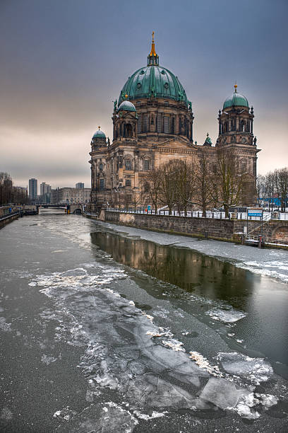 berlin cathedral (berlin cathedral) hdr in winter - berlin snow stockfoto's en -beelden