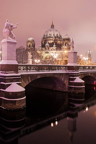 berlin cathedral - berlin snow stockfoto's en -beelden