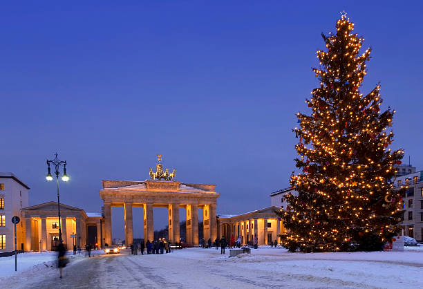 berlin christmas brandenburg gate - berlin snow stockfoto's en -beelden